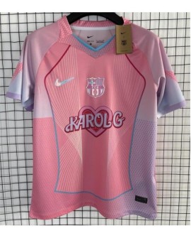 Das rosafarbene Fußballtrikot des FC Barcelona mit dem Aufdruck „Carole G“ für die Saison 2025/26