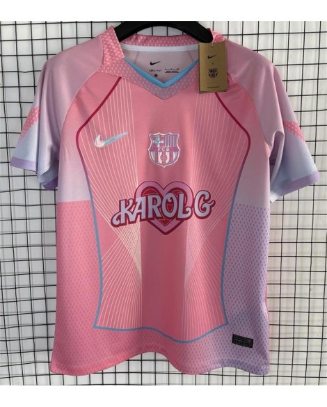 Das rosafarbene Fußballtrikot des FC Barcelona mit dem Aufdruck „Carole G“ für die Saison 2025/26