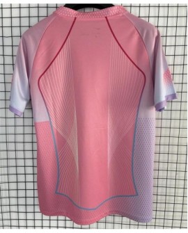 Das rosafarbene Fußballtrikot des FC Barcelona mit dem Aufdruck „Carole G“ für die Saison 2025/26