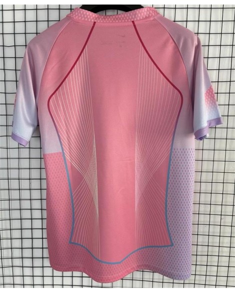 Das rosafarbene Fußballtrikot des FC Barcelona mit dem Aufdruck „Carole G“ für die Saison 2025/26