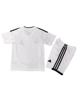 Real Madrid Heimtrikot 2024/25 für Kinder (Trikot + Shorts)