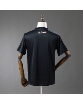 Das Aufwärmtrikot der Avengers von Real Madrid für die Saison 25/26 (schwarz)