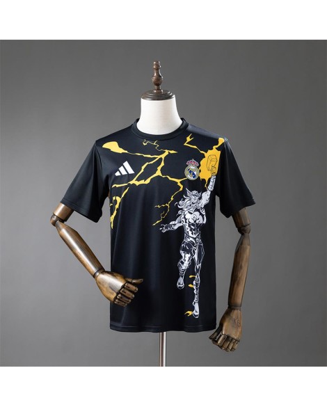 Das Aufwärmtrikot der Avengers von Real Madrid für die Saison 25/26 (schwarz)