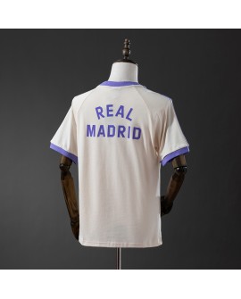 Klassisches beigefarbenes T-Shirt von Real Madrid mit drei Streifen