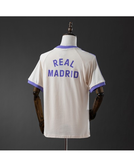Klassisches beigefarbenes T-Shirt von Real Madrid mit drei Streifen Klassisches beigefarbenes T-Shirt von Real Madrid mit drei Streifen