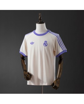 Klassisches beigefarbenes T-Shirt von Real Madrid mit drei Streifen