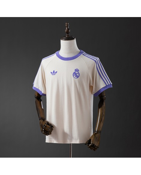 Klassisches beigefarbenes T-Shirt von Real Madrid mit drei Streifen Klassisches beigefarbenes T-Shirt von Real Madrid mit drei Streifen
