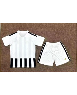 Juventus Heimtrikot für die Saison 2026/27 (Trikot + Hose) - Kind