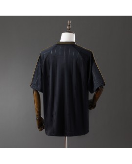 Santos-Gedenktrikot im Retro-Stil