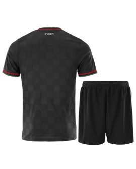 Das dritte Auswärtstrikot und die Shorts des FC Bayern München für die Saison 2025/26