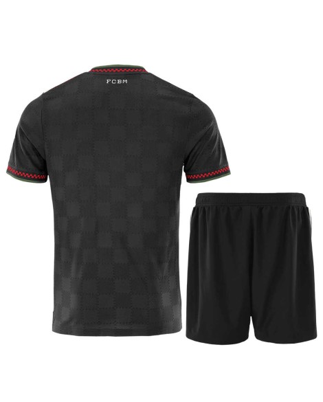 Das dritte Auswärtstrikot und die Shorts des FC Bayern München für die Saison 2025/26