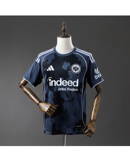 Eintracht Frankfurts drittes Auswärtstrikot für die Saison 2025/26