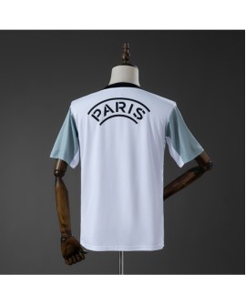 Trainingseinheit von Paris Saint-Germain für die Saison 25/26 – weißes Trikot