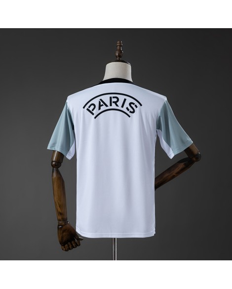 Trainingseinheit von Paris Saint-Germain für die Saison 25/26 – weißes Trikot