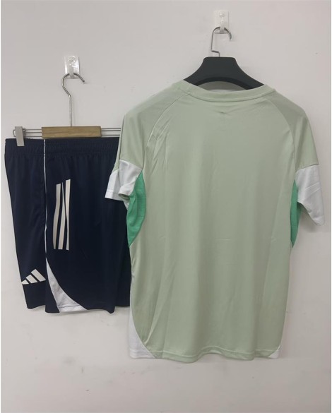 Aston Villa Trainingsset Saison 25/26 (Oberteil + Hose) Aston Villa Trainingsset Saison 25/26 (Oberteil + Hose)