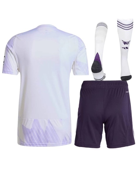 Manchester United Auswärtstrikot 2025/26 (Trikot + Shorts + Socken)
