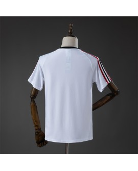 Weißes T-Shirt mit Tribünen-Logo von Manchester United