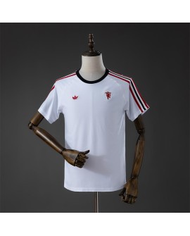 Weißes T-Shirt mit Tribünen-Logo von Manchester United