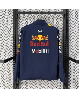 Marineblaue Rennanzüge des Red Bull Racing Teams