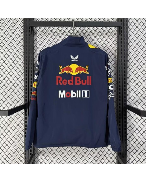 Marineblaue Rennanzüge des Red Bull Racing Teams