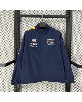 Marineblaue Rennanzüge des Red Bull Racing Teams