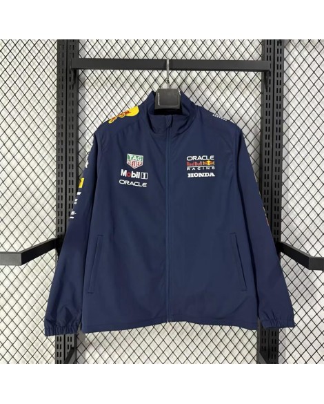 Marineblaue Rennanzüge des Red Bull Racing Teams