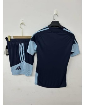 Argentiniens schwarzes Trainingsoutfit für 2026 (Trikot + Shorts)