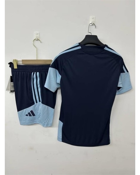 Argentiniens schwarzes Trainingsoutfit für 2026 (Trikot + Shorts)