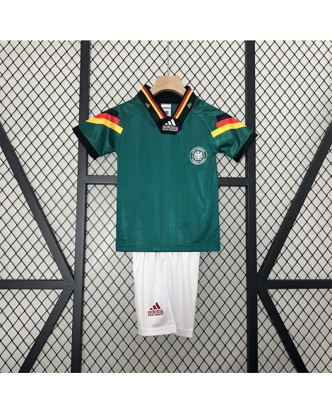 Deutschlands Retro-Auswärtstrikot von 1992 - Kind