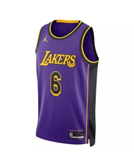 Herren 2022/23 Los Angeles Lakers LeBron James #6 Jordan Brand Purple Swingman Trikot – Statement Edition